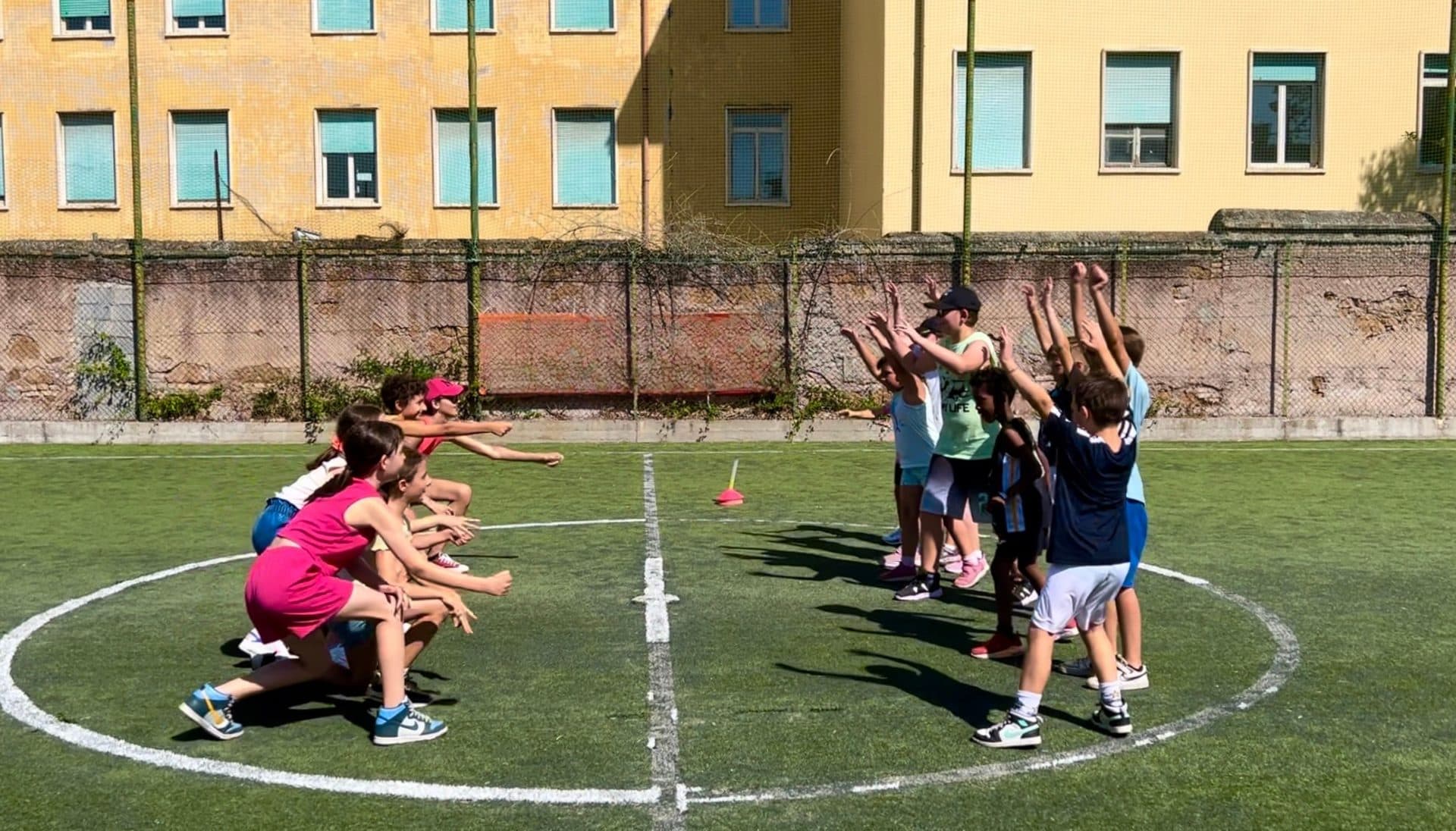 Bambini che giocano sul campo in erba sintetica di Wellness Town