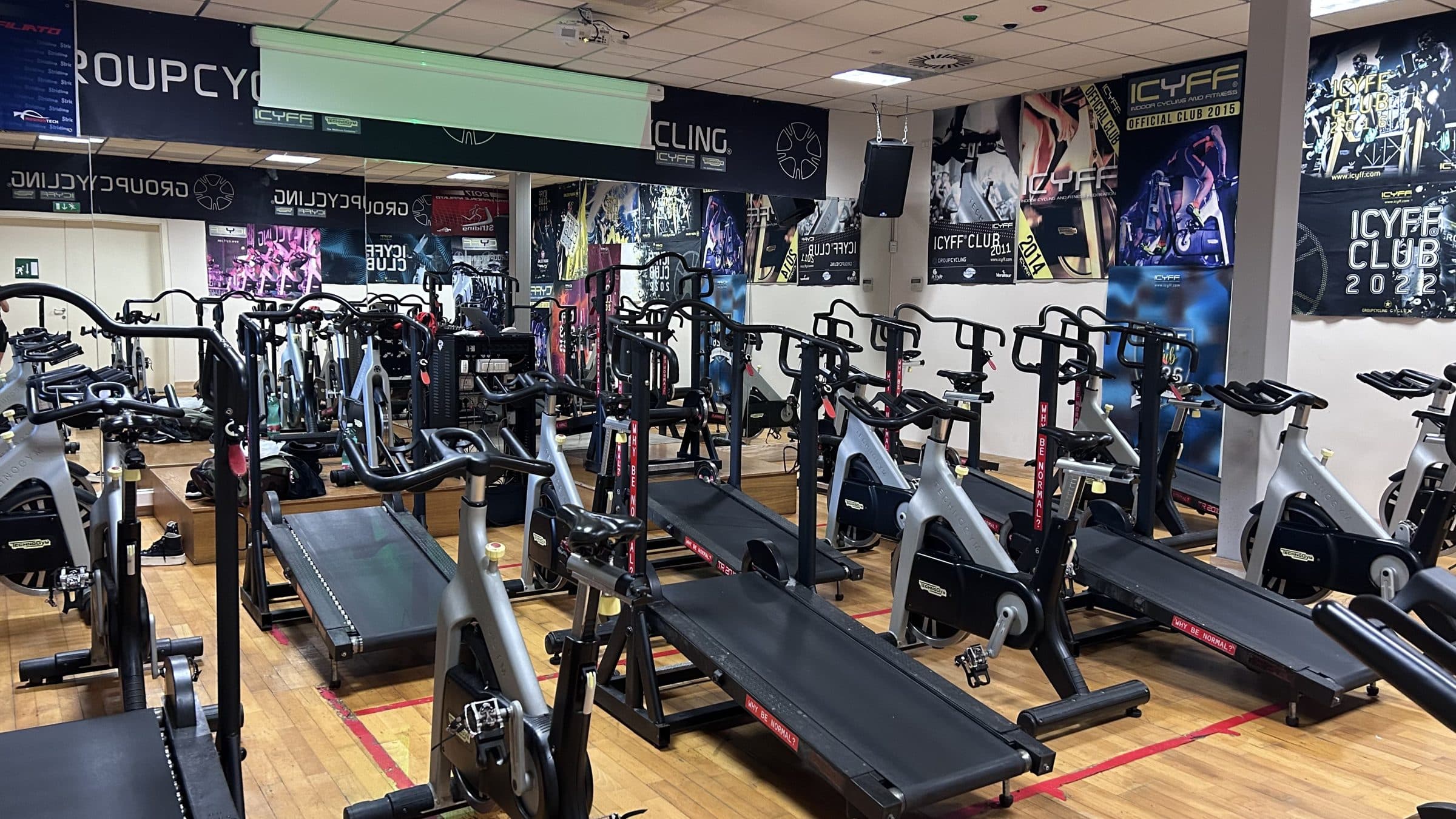 La sala cycling, con le bike e i tapis roulant allineati