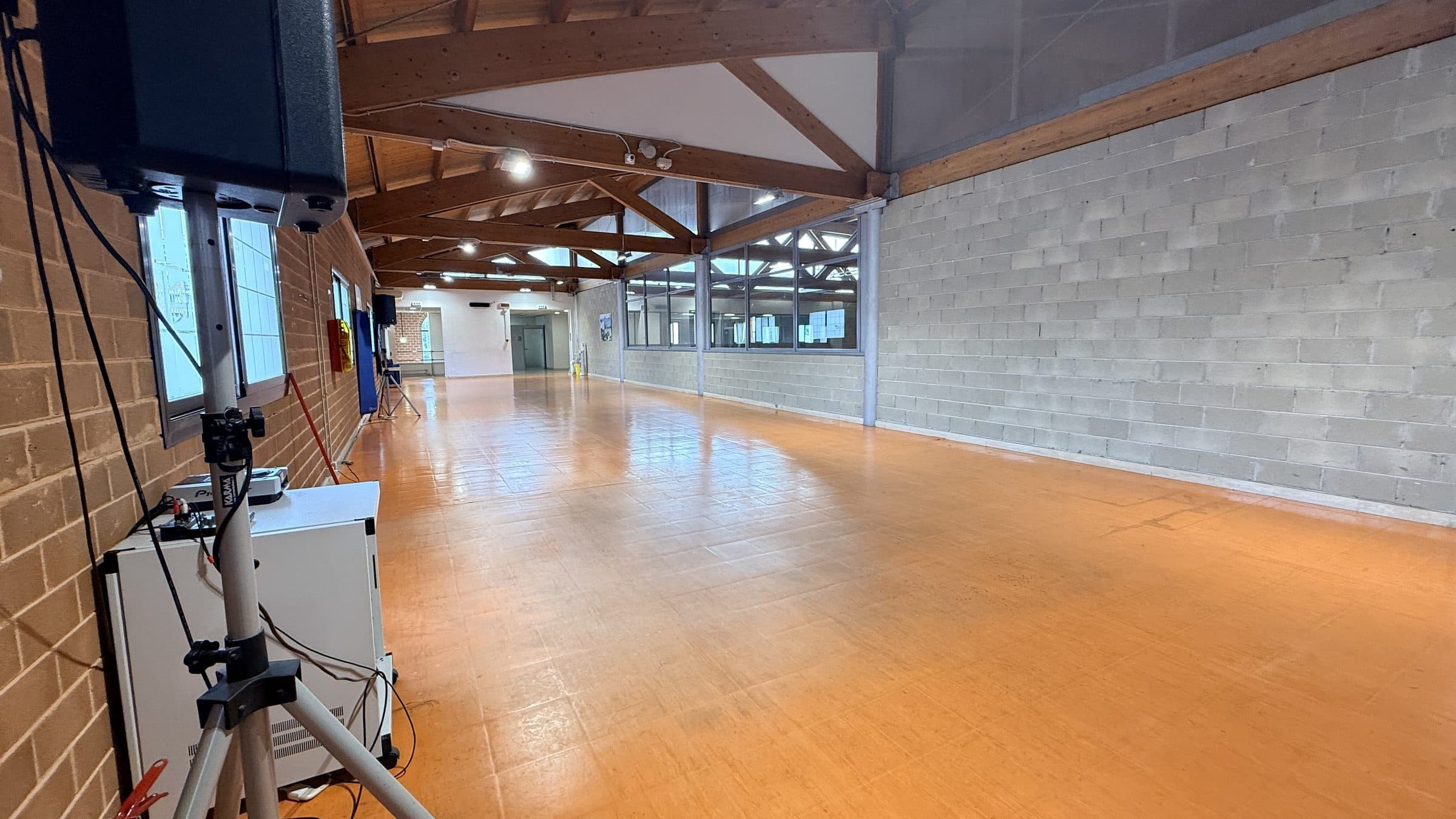 La Sala Sole, lunga, col tetto in legno