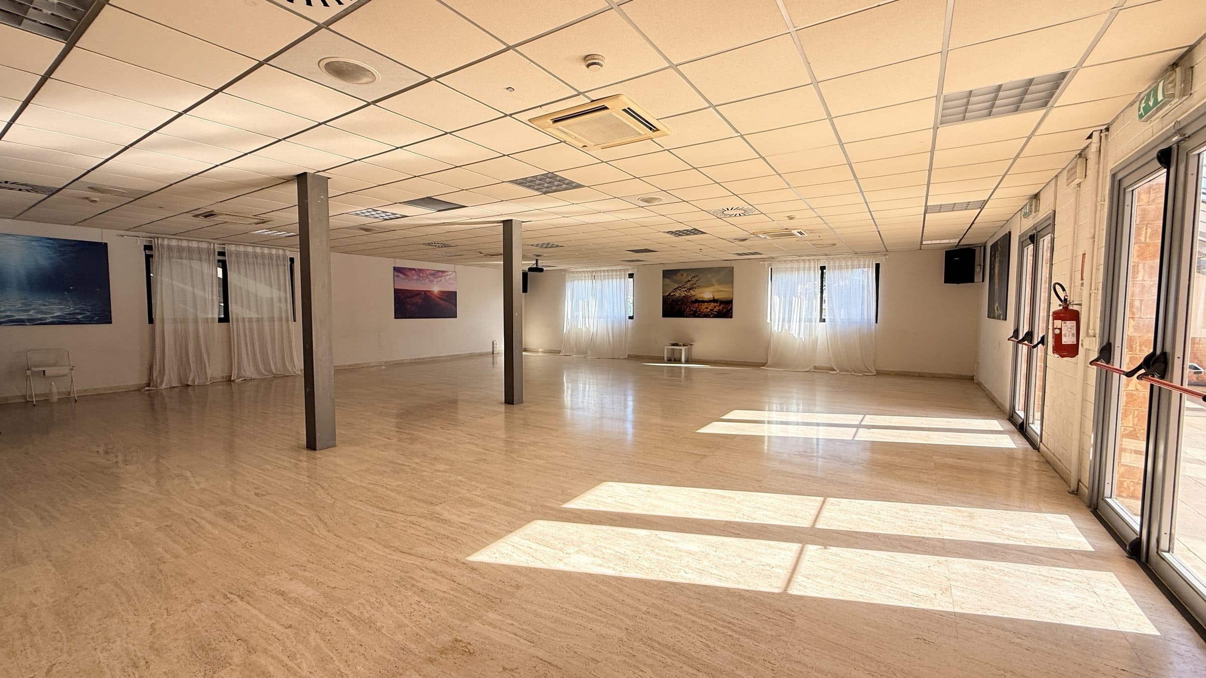 La Sala Yoga, luminosa, con le vetrate sul terrazzo