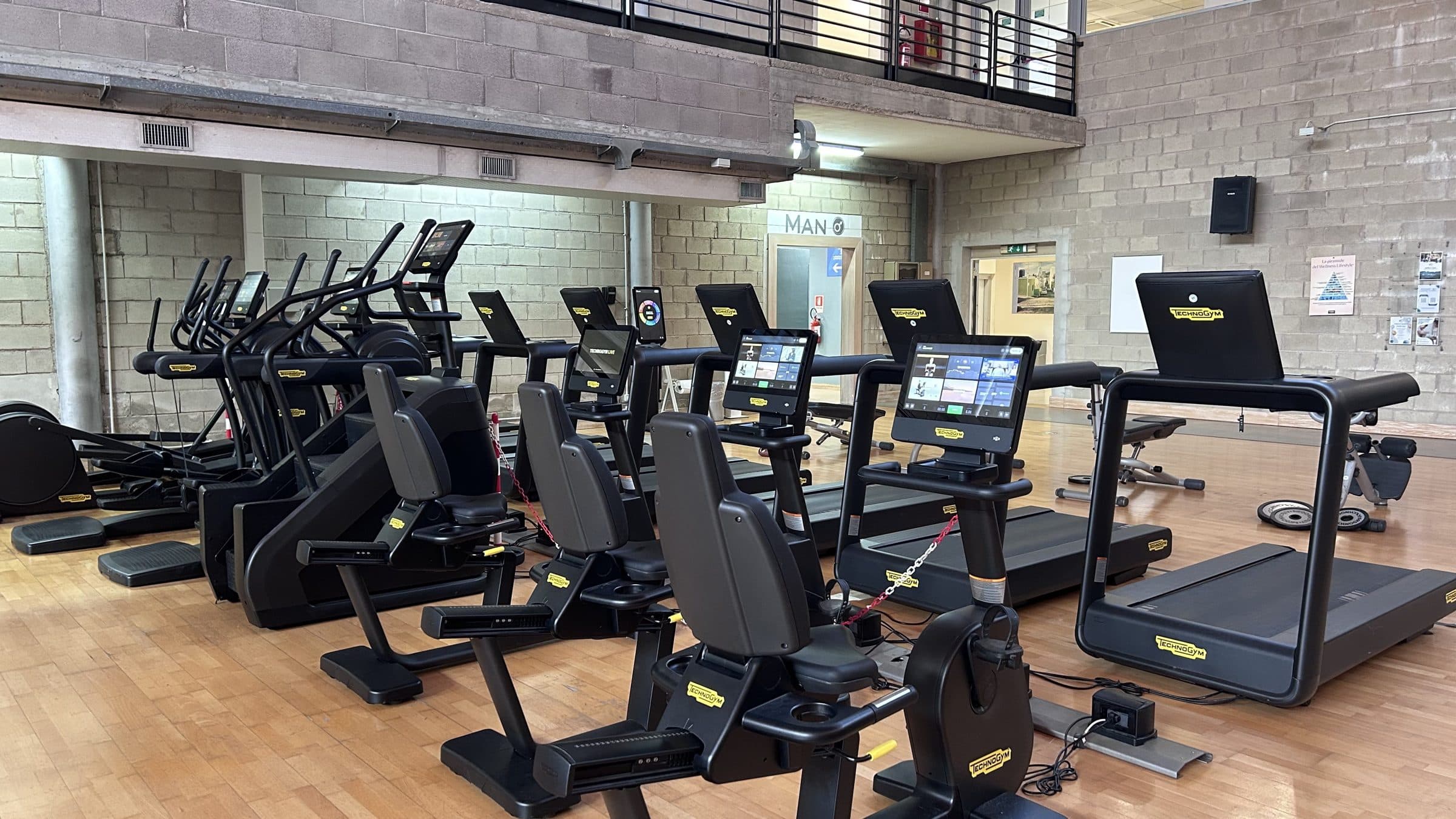 La zona cardio, con tapis roulant, ellittiche e bike in fila