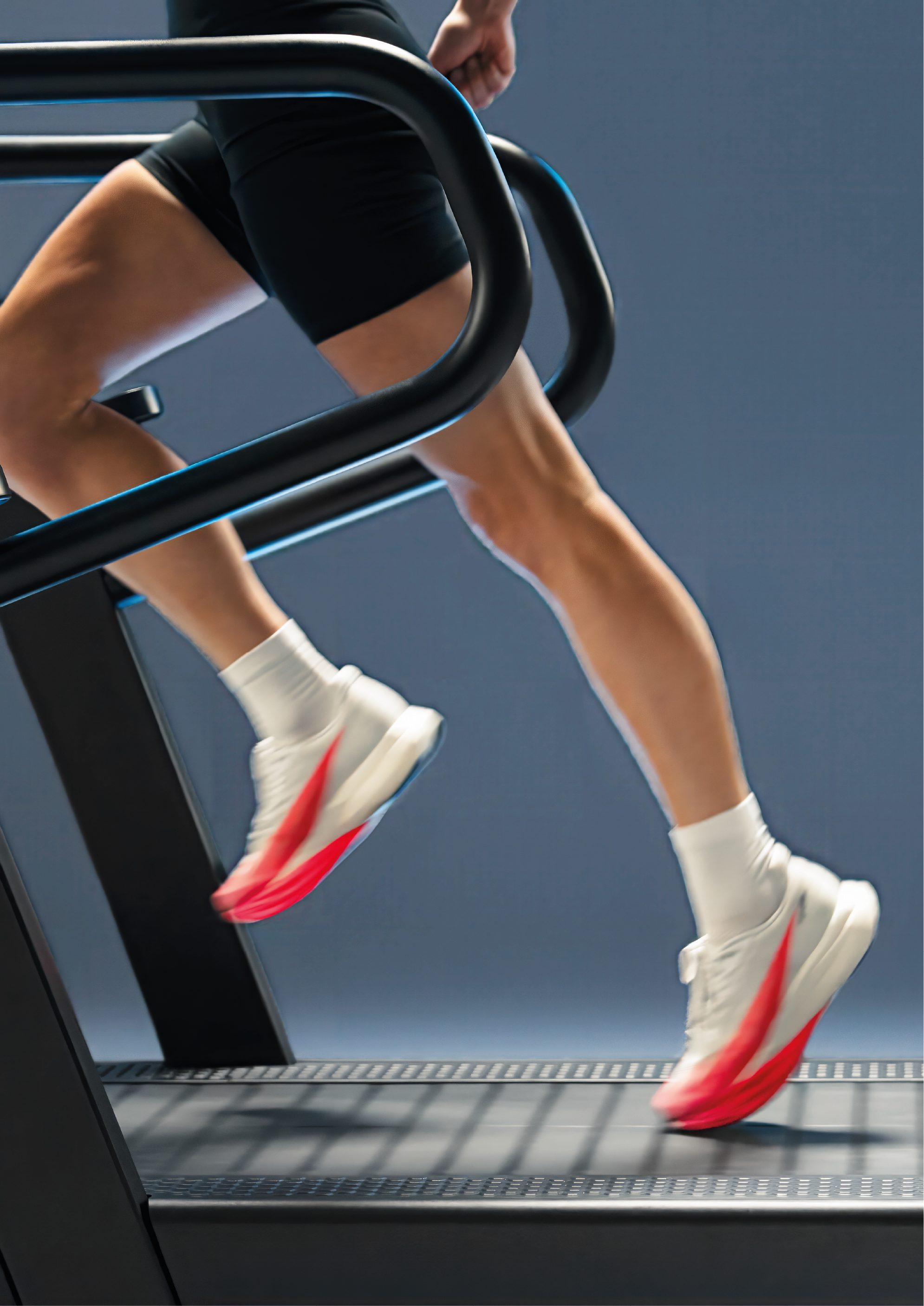 Gambe di un runner sul nastro di un tapis roulant Technogym